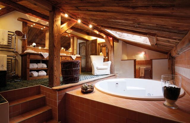 في صالة الحمام تآلف وانسجام بين كل المكونات والمواد الطبيعية