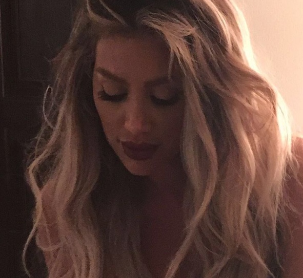 بالصور - نجمة سوريّة تقلّد إطلالة مايا دياب.. من هي؟!