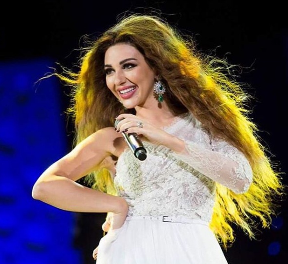 بالصور - شاهدوا ميريام فارس تسكب الطعام بيديها للعجزة وتهتم بهم