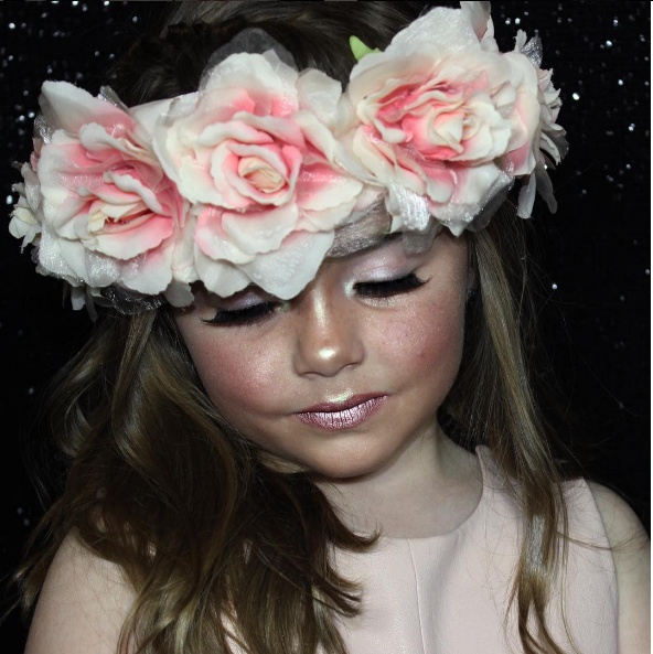 بالفيديو- أصغر مدوّنة جمال في العالم تصدم روّاد مواقع التواصل ببراعتها بوضع المكياج!