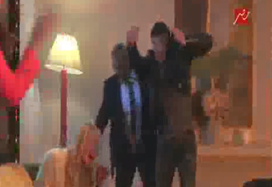 بالفيديو - شاهدوا انطونيو بانديراس يصاب بنوبة ذعر ويختبئ خلف الكنبة بسبب رامز جلال