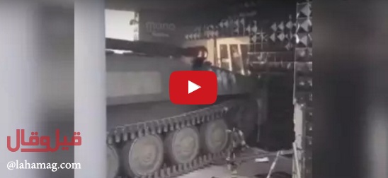 بالفيديو - شاهدوا رجلاً يحطم ملهى ليلياً بدبابة!