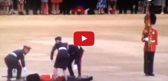 بالفيديو والصور - سقوط الحرس الملكي البريطاني في عيد الملكة يشغل العالم.. والجنديات يتدخلن