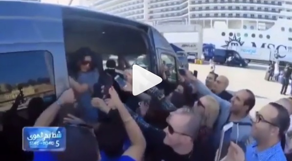 بالفيديو - شاهدوا جمهور هيفاء وهبي يقتحم سيارتها... وردّ فعلها أيضاًَ