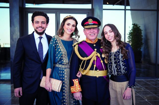 الملك عبد الله الثاني والملكة رانيا في «استعراض العلم» في الذكرى المئوية للثورة العربية الكبرى وعيد النهضة العربية