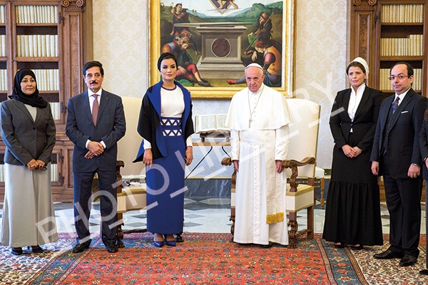 الشيخة موزا  تلتقي البابا فرانسيس في الفاتيكان ورئيس وزراء إيطاليا في روما
