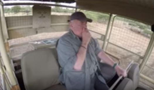 بالفيديو - عزت أبو عوف بأغرب رد فعل.. ويكشف مقلب 