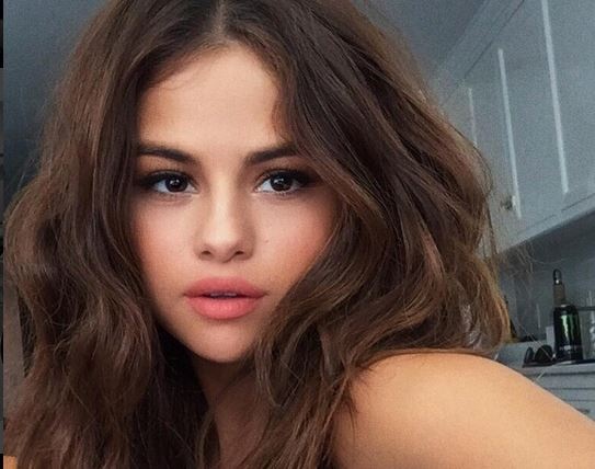 بالصور - سيلينا غوميز حزينة ومن دون ماكياج بعد مقتل صديقتها.. ماذا قالت؟