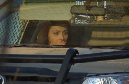 بالفيديو – ميس حمدان يغمى عليها بين الاسود.. ولا تتوقف عن الدعاء والألفاظ النابية!