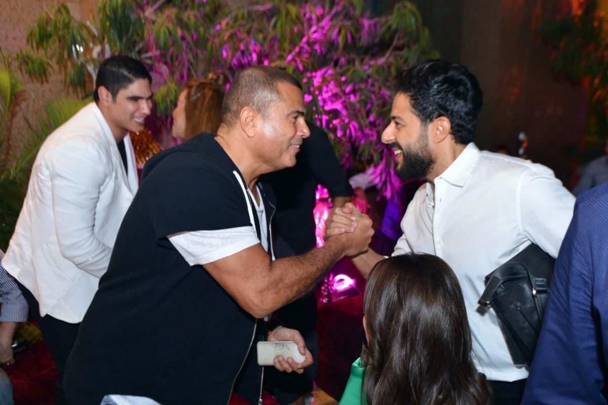 بالصور- من الفنان الذي جمع عمرو دياب ومحمد حماقي بعد شائعات خلافهما؟