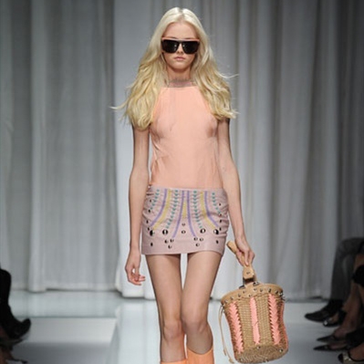 أنوثة وأناقة وإغراء 