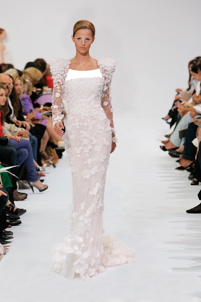 إيلي صعب يعيد إلى الأنوثة... نقاوتها!    