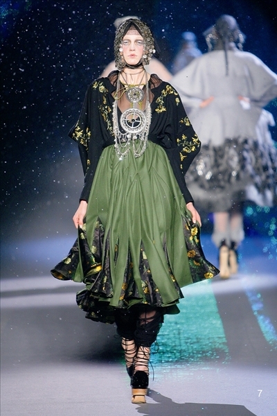 مجموعة من جون غاليانو للأزياء الجاهزة