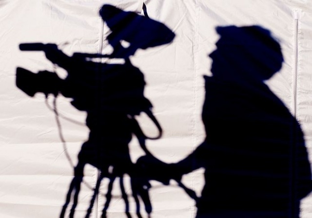 بالصور - منتج مصري يرد على فنّانة شهيرة تنشر محادثات معه عن طلبه صوراً جريئة