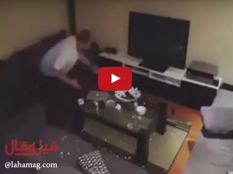 بالفيديو- رجلٌ يشتعل غضباً بعدما أطفأت زوجته التلفاز أثناء مباراة كرة قدم!