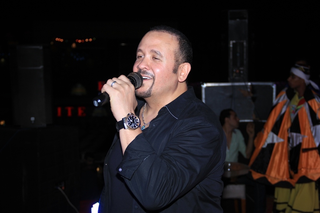 بالصور-  ماذا فعل هشام عباس بعد انتهاءه من الغناء؟