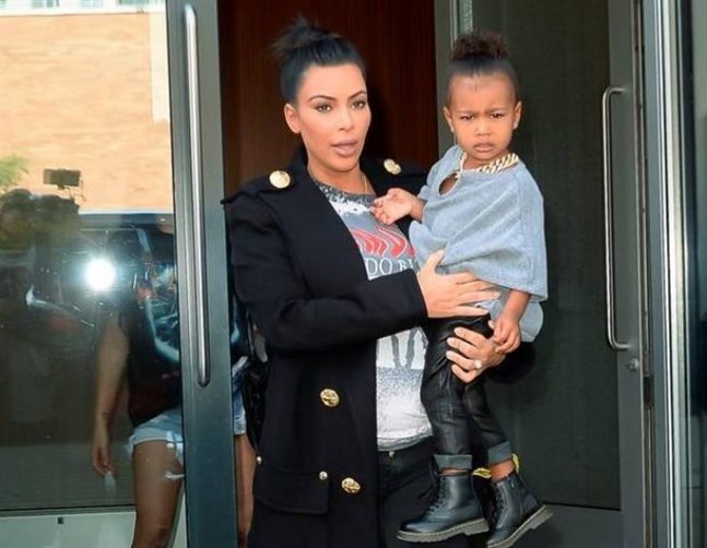 كيم كارداشيان تخصص فريقاً تجميلياً لطفلتها بمرتب خيالي وتعود للصور الجريئة!