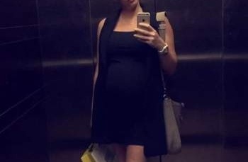 بالصور - نجمة لبنانية تشارك جمهورها أيام حملها الأخيرة بفستان أسود قصير.. من هي؟!