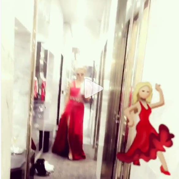 باريس هيلتون في عرض أزياء جديد مثير للجدل