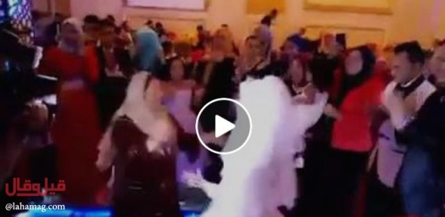 بالفيديو - عروس تشعل مواقع التواصل بتنافسها بالرقص... هل أصبحت موضة؟