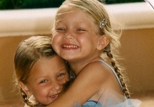 بالصور - خمنّوا هاتين الطفلتين أي نجمتين عربيتين أصبحتا