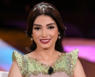 روجينا تشعل إنستغرام بصورة مخرج يقبلها على رأسها... إليكم التفاصيل