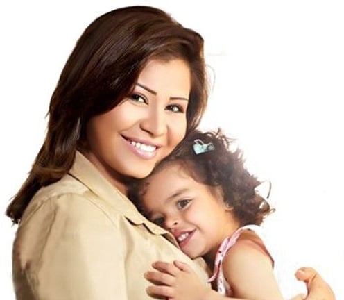 بالفيديو – ابنة شيرين تغني للمرة الاولى.. شاهدوا جمالها وطريقة غنائها!