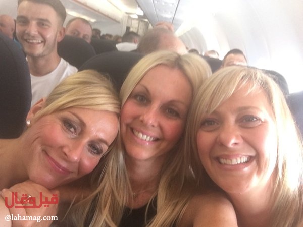 التقطت صورة السيلفي نفسها مع صديقاتها بعد سنتين.. إلّا أنّ ما لاحظته أثناء المقارنة صدمها!