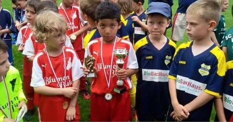 بالفيديو - طفل سوري يتفوق على ميسي ورونالدو بمهارته الفريدة.. تعرفوا عليه!