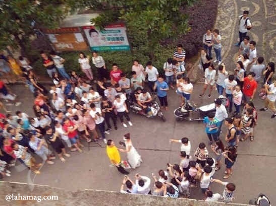 بالصور – استاذة جامعية تعرض الزواج على أحد طلابها.. إليكم القصة!