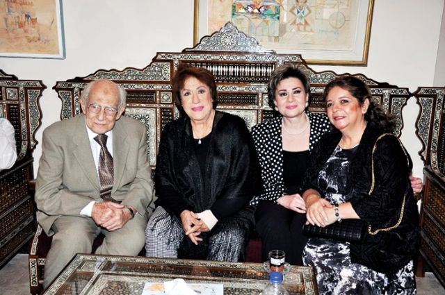 سميحة أيوب تتوسط رشوان توفيق وابنته
