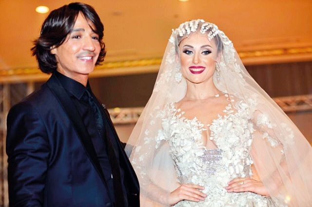  هاني البحيري وإحدى العارضات
