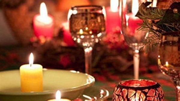 هكذا تزينين المائدة بالشموع!