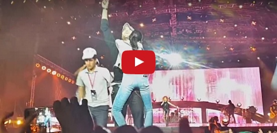 بالفيديو - شاهدوا معجبة تلقي بنفسها على النجم الشهير.. ومعركة مع الأمن!