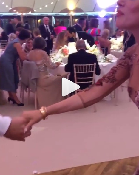 بالفيديو - مليون مشاهدة للنجم خلال رفضه الرقص مع حبيبته الفنّانة الشهيرة.. إليكم رد فعلها!