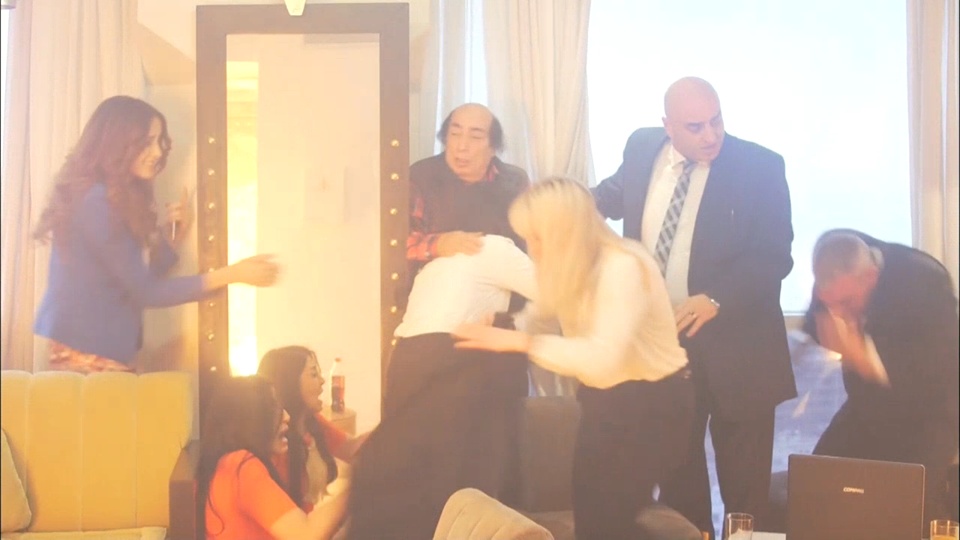 بالفيديو – شاهدوا ضيف رامز جلال يختنق من الدخان.. وهذا رد فعله!؟