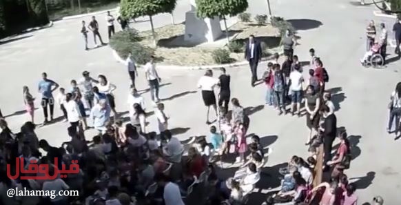 بالفيديو - شاهدوا لحظة ضرب أستاذ لزميلته في الملعب أمام الطلاب!