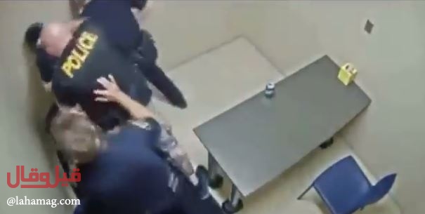 بالفيديو - شاهدوا ماذا فعل مجرم مع شرطي في غرفة التحقيق!؟