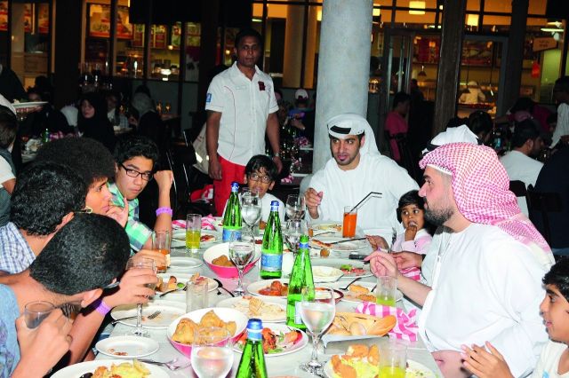 حسين الجسمي يُفطر مع الأيتام