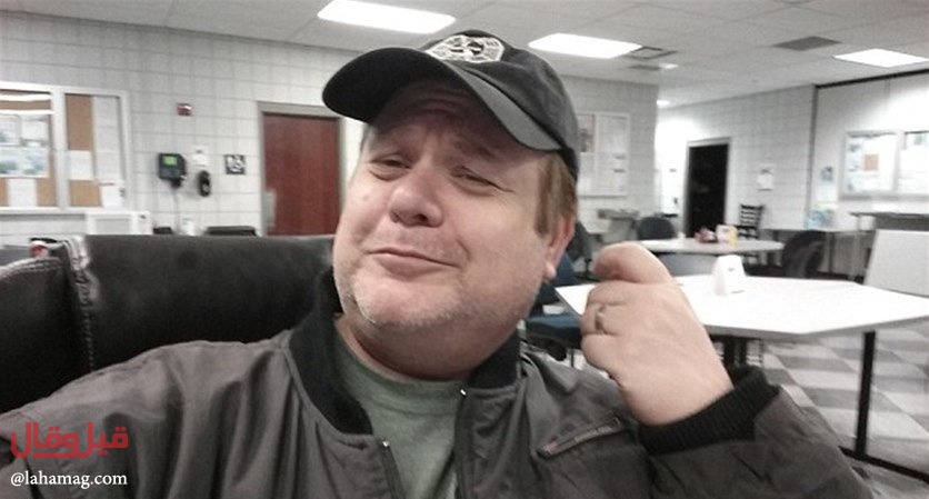 بالصور- والدٌ يسخر من ولديه ويشعل مواقع التواصل الاجتماعي!!