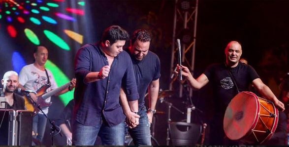 بالفيديو - الوليد يدبك مع والده عاصي الحلاني بطريقة عفوية على المسرح