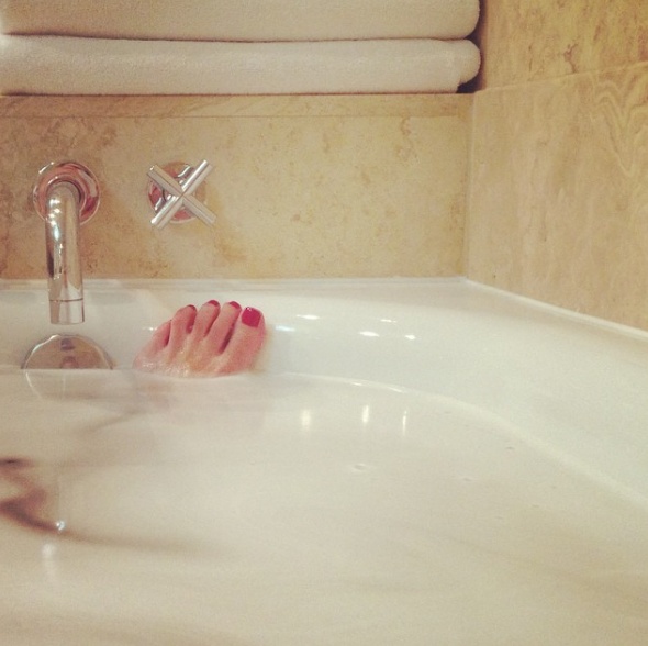 خمّنوا من هي النجمة الشهيرة التي نشرت هذه الصورة!