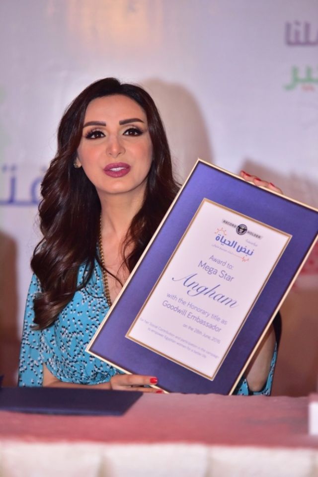 بالصور- أنغام سفيرة حملة خيرية لتشغيل النساء