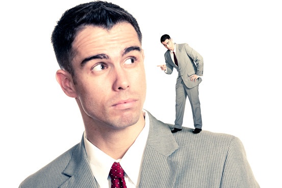 لماذا تختلف أصواتنا عندما نسمعها مسجّلة؟ إليكم الحقيقة العلمية التي ستصدمكم