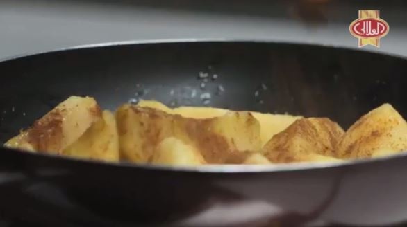 تعلّمي أسهل طريقة عمل التفاح بالقرفة والجوز