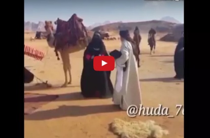 بالفيديو - جمل يركل ممثلة عربية أثناء التصوير... شاهدوا ما حصل!