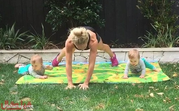 بالفيديو - أم تستخدم أطفالها لممارسة الرياضة.. شاهدوا ماذا تفعل؟