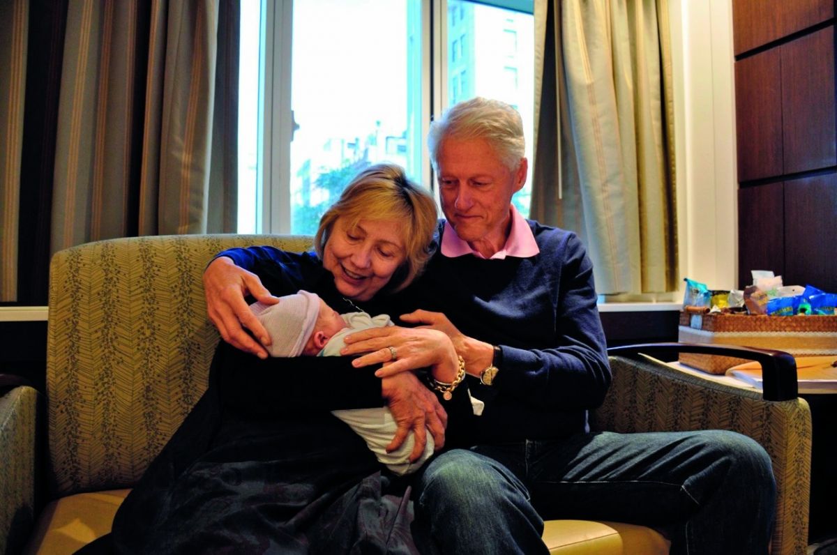 هيلاري كلينتون تستقبل حفيدها الثاني قبيل الانتخابات الرئاسية