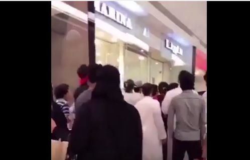 بالفيديو - عربي يضرب سعودية داخل مول.. كيف ردّ المارة؟