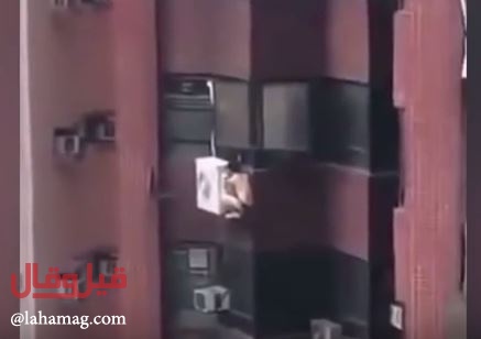فيديو خطر - إختبأ من زوج عشيقته على مكيف الهواء.. شاهدوا ماذا حصل؟